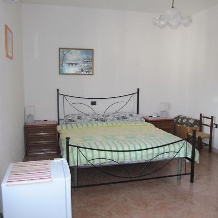 Il Portico Bed & Breakfast Uras Екстериор снимка