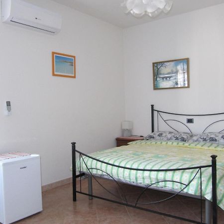 Il Portico Bed & Breakfast Uras Екстериор снимка