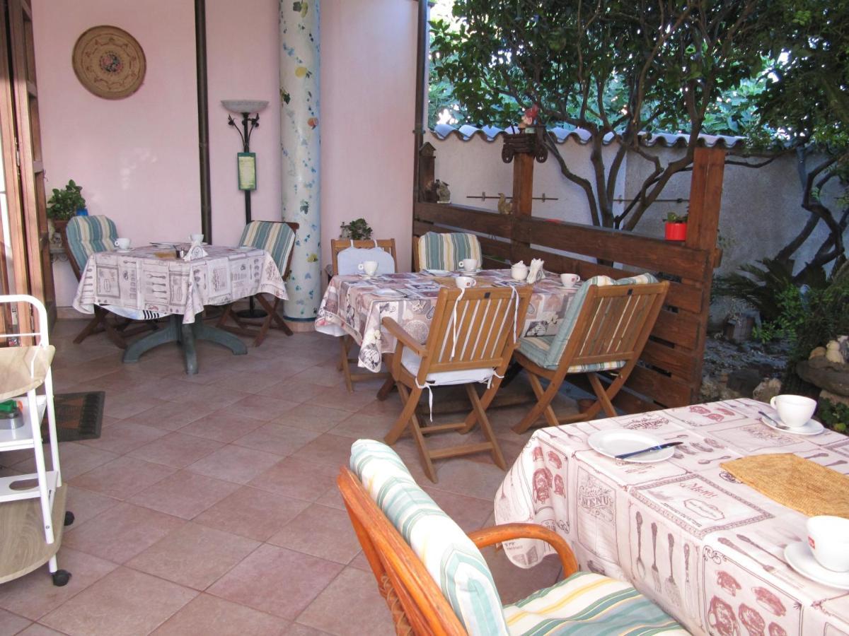 Il Portico Bed & Breakfast Uras Екстериор снимка