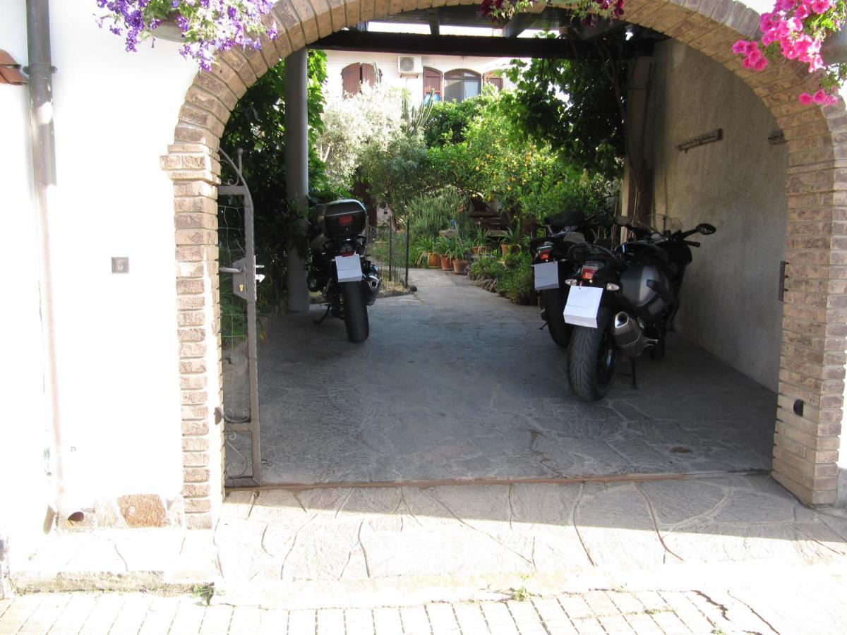Il Portico Bed & Breakfast Uras Екстериор снимка
