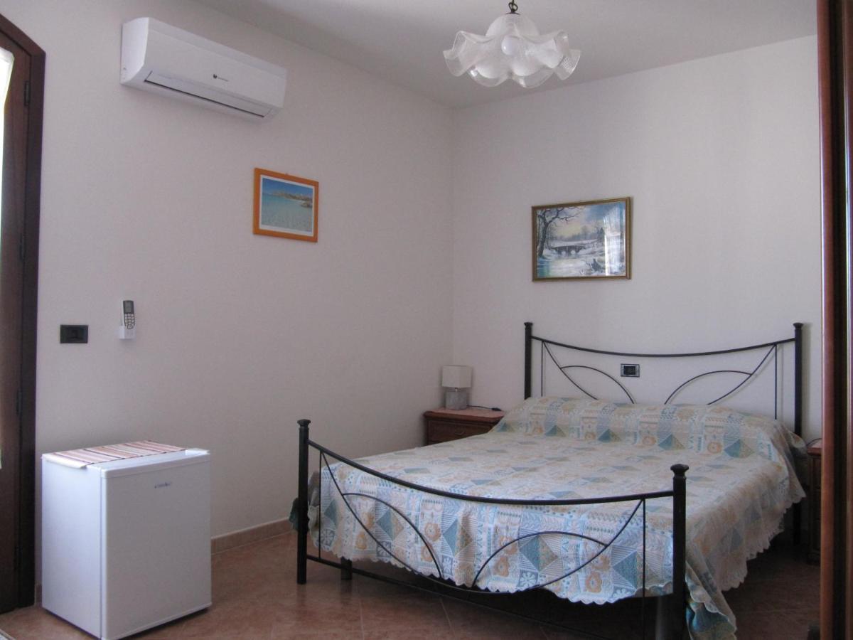 Il Portico Bed & Breakfast Uras Екстериор снимка