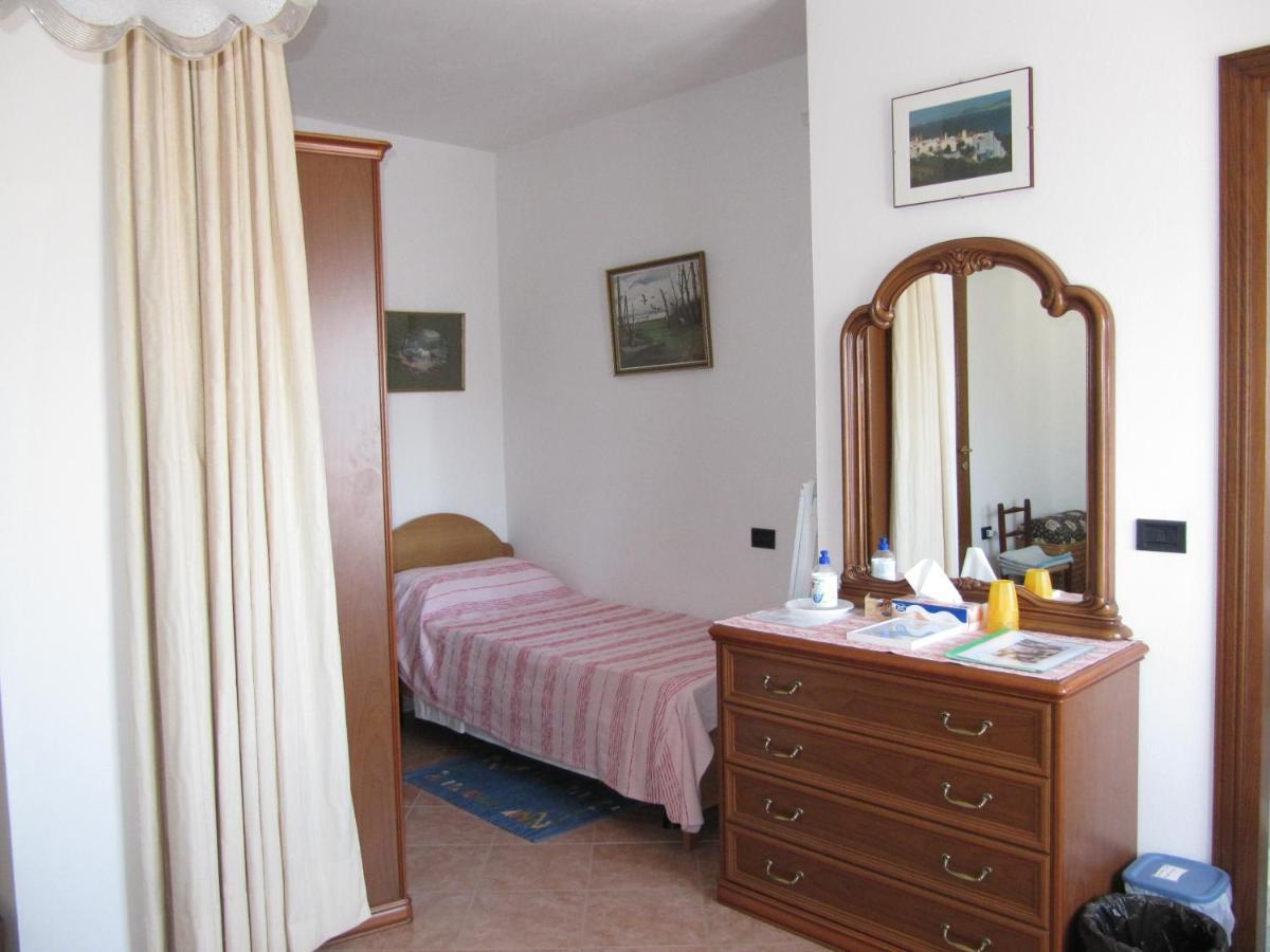 Il Portico Bed & Breakfast Uras Екстериор снимка