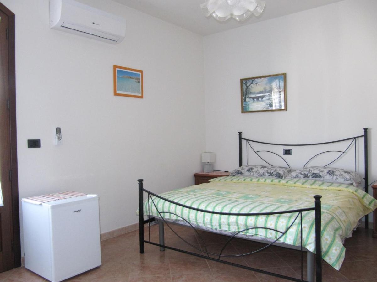 Il Portico Bed & Breakfast Uras Екстериор снимка
