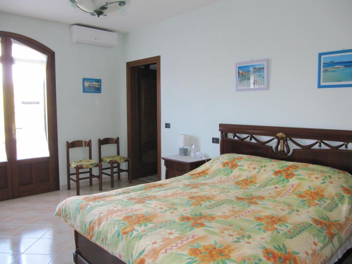 Il Portico Bed & Breakfast Uras Екстериор снимка