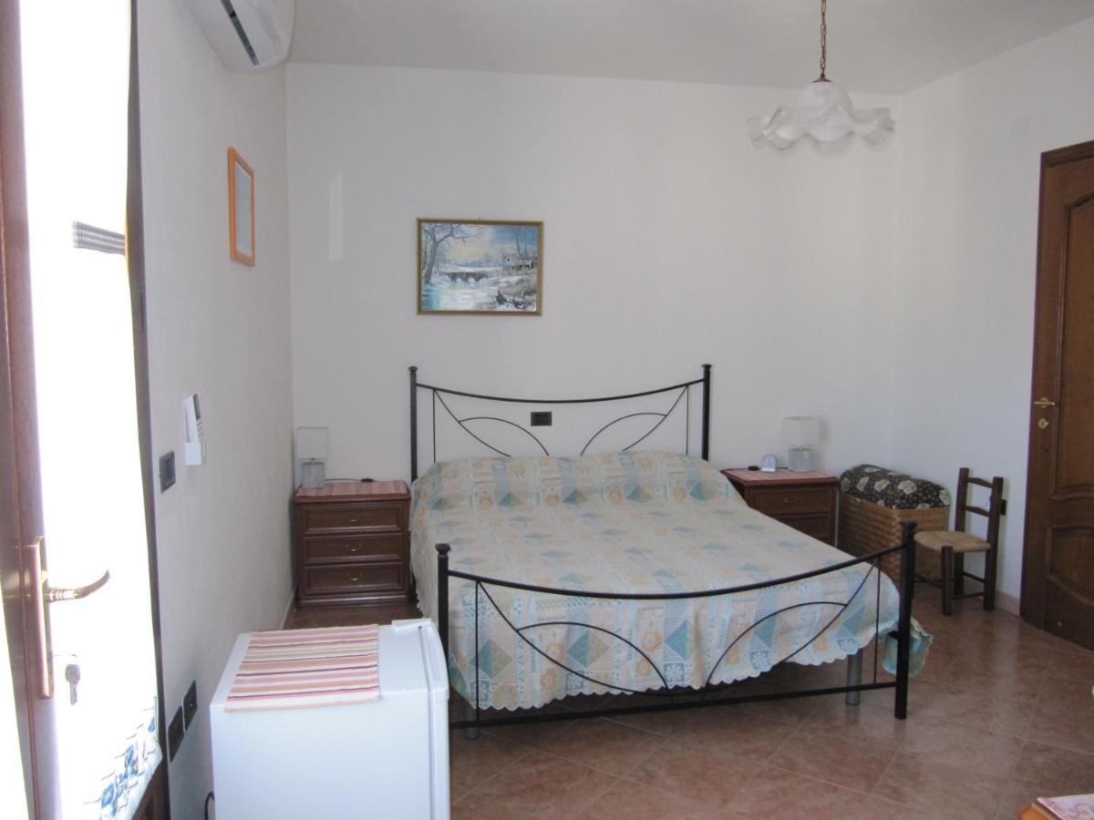 Il Portico Bed & Breakfast Uras Екстериор снимка