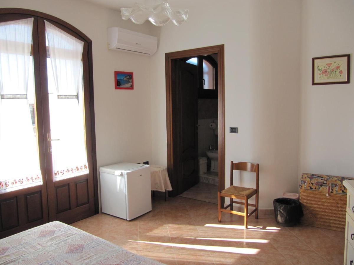 Il Portico Bed & Breakfast Uras Екстериор снимка