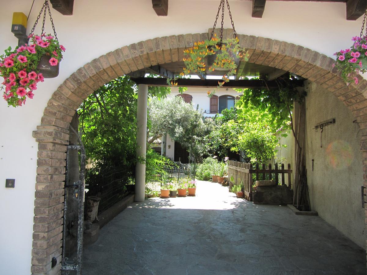 Il Portico Bed & Breakfast Uras Екстериор снимка