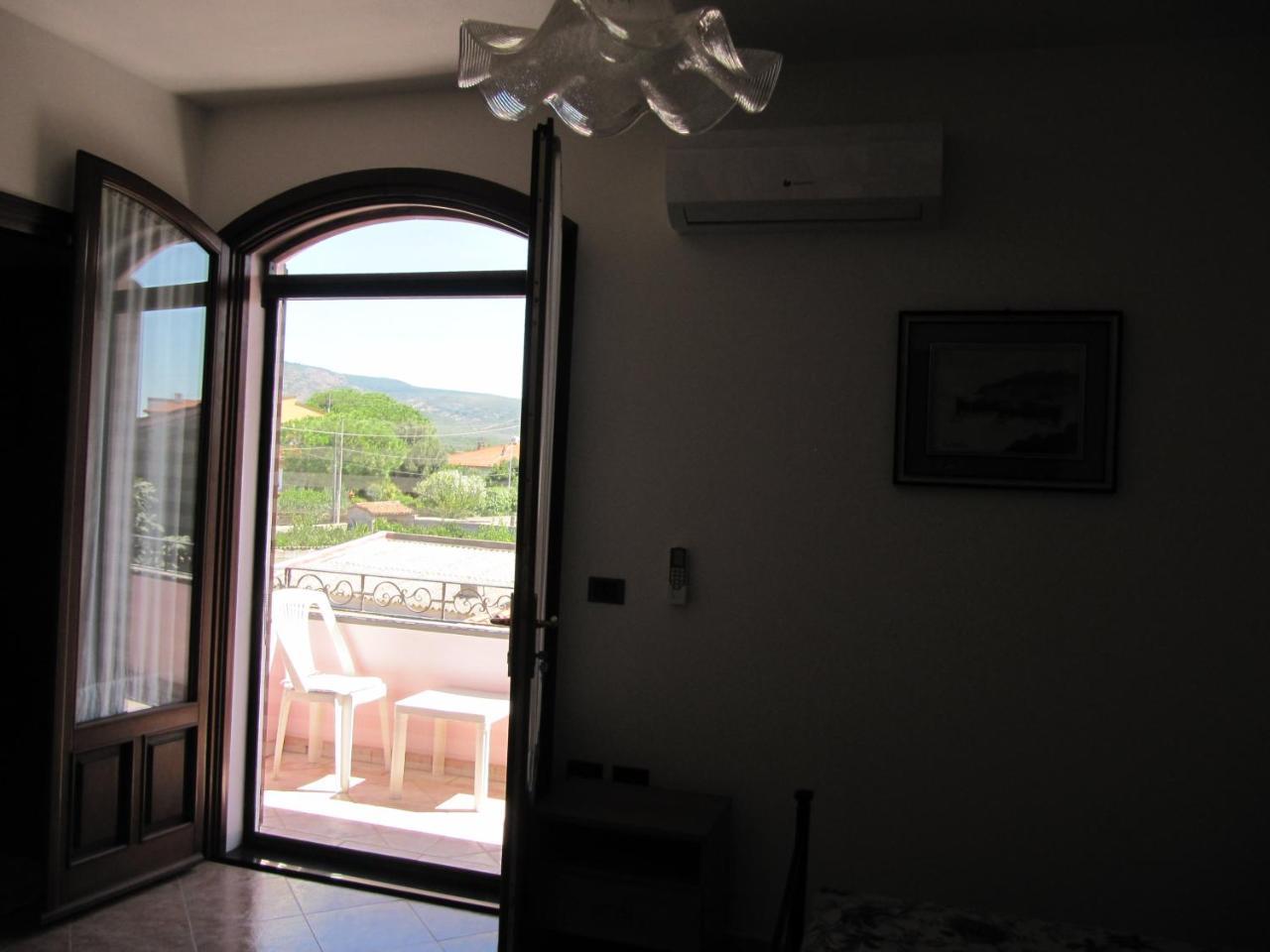 Il Portico Bed & Breakfast Uras Екстериор снимка