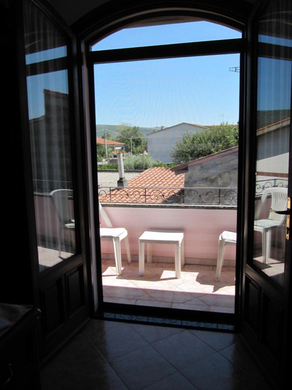 Il Portico Bed & Breakfast Uras Екстериор снимка