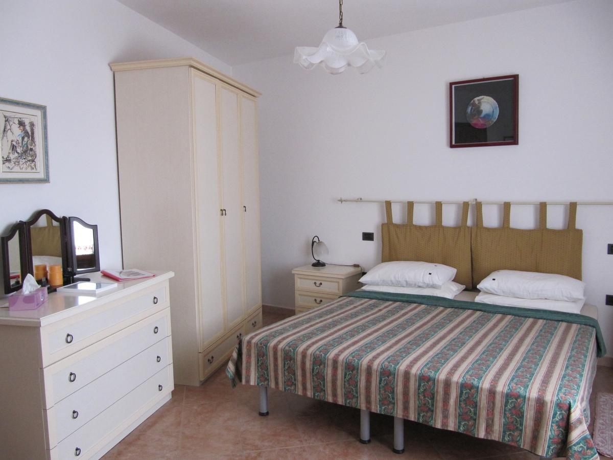 Il Portico Bed & Breakfast Uras Екстериор снимка