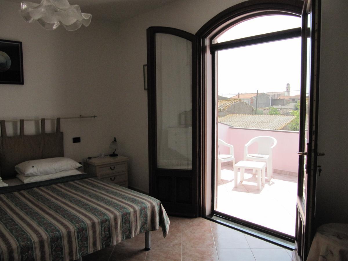 Il Portico Bed & Breakfast Uras Екстериор снимка