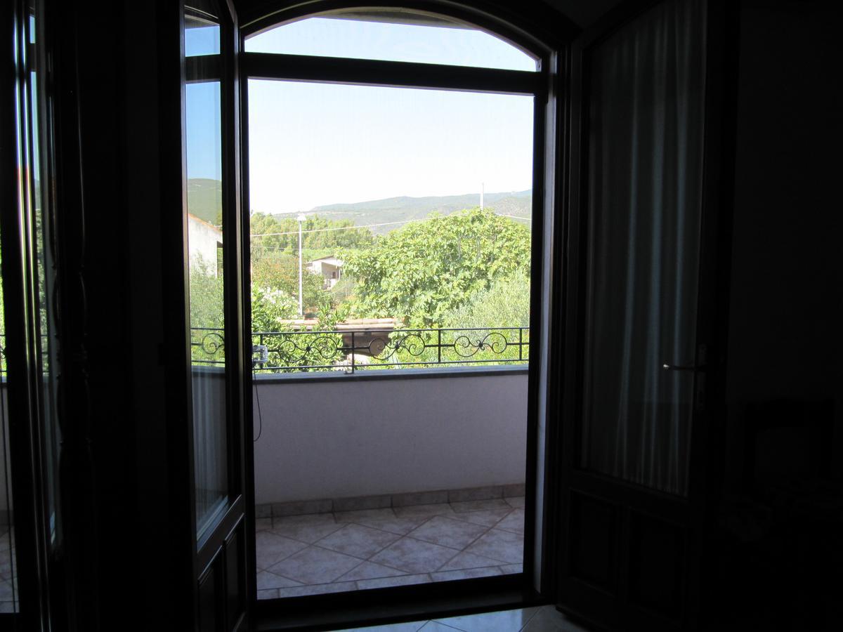 Il Portico Bed & Breakfast Uras Екстериор снимка